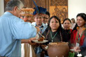 O governador do Paran�, Roberto Requi�o, recebeu hoje para almo�o no Pal�cio Igua�u representantes de tribos ind�genas brasileiras e da Taba Community (�rg�o da ONU que trata de assuntos ind�genas no mundo todo). Foto: Theo Marques - SECS